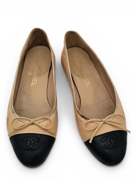CHANEL Shoes - Chanel classic Beige Black Lambskin ballet flats with embossed CC logo bow 38
